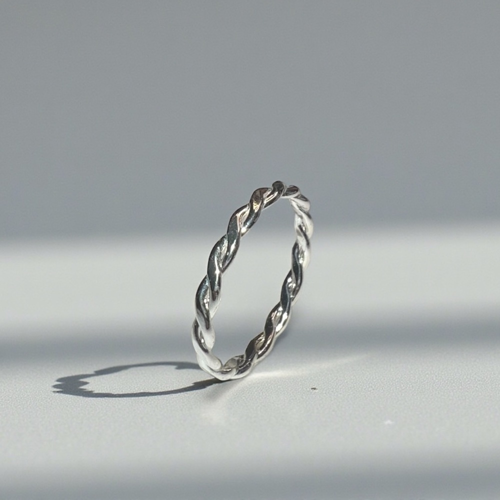 Elegant Silver Twisted Band Ring